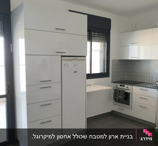 בניית ארון למטבח שכולל אחסון למיקרוגל.